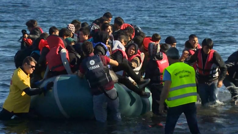 شاهد بالفيديو: كيف يدفع اللاجئون اليائسون آلاف الدولارات للوصول إلى أوروبا؟ 