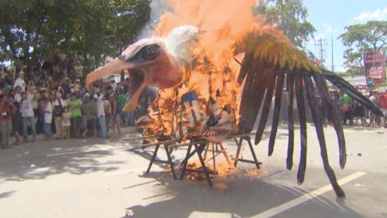 بالفيديو.. متظاهرون في مانيلا يحرقون دمية النسر الأمريكي خلال حضور أوباما قمة "أبيك"