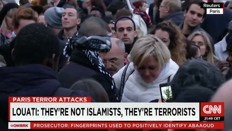 فرنسي مسلم يحمل لافتة كتب عليها " أنا مسلم " وسط باريس.. شاهد ماذا حدث!