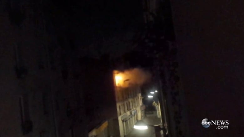 هجمات باريس.. شاهد لحظة تفجير الحزام الناسف أثناء مداهمة شقة في سانت دينيس