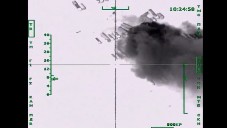 بالفيديو.. طائرات روسية تقصف قافلة وقود تابعة "لداعش" في سوريا
