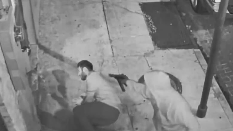 بالفيديو.. طالب طب ينجو من الموت بعد إنقاذه سيدة من لص مسلح