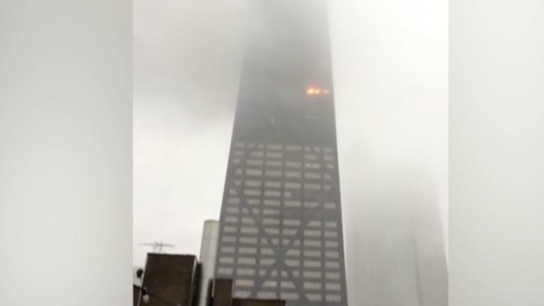 بالفيديو.. حريق برج “هانكوك” في شيكاغو وإصابة خمسة أشخاص
