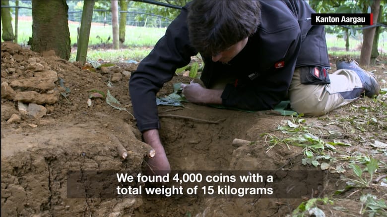 مزارع يجد أكثر من 4000 عملة رومانية تعود إلى 1700 عام
