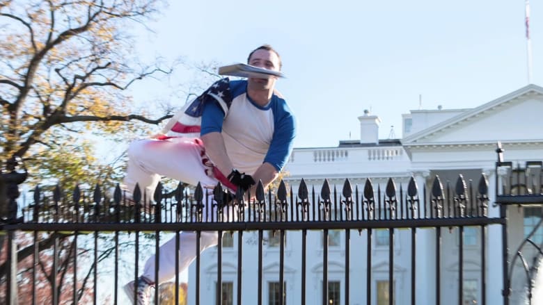 بالفيديو.. متسلل غريب يتسلق سياج البيت الأبيض رغم المسامير الفولاذية الحادة