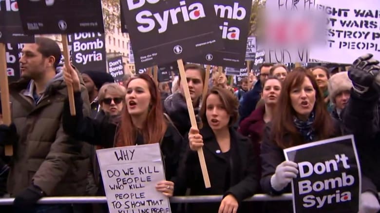 بالفيديو.. احتجاجات في لندن ضد دعوة كاميرون الانضمام للتحالف ضد داعش