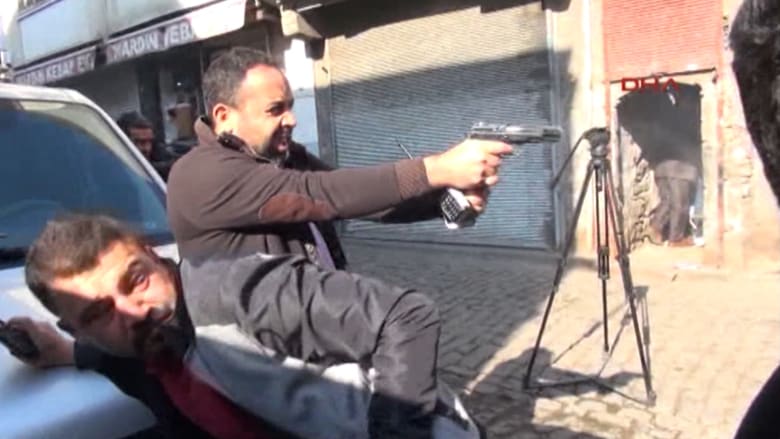 بالفيديو.. مقتل محام بارز في هجوم على مؤتمر صحفي بتركيا
