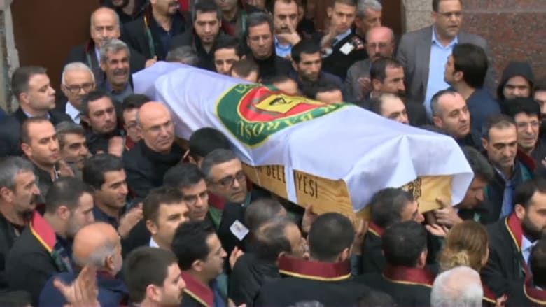 شاهد.. لقطات من جنازة المحامي التركي البارز طاهر ألجي الذي قتل في هجوم على مؤتمر صحفي بتركيا