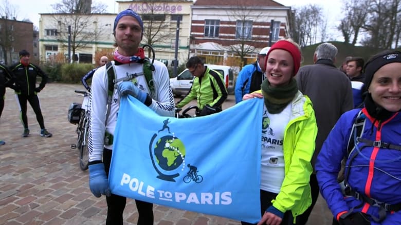 شاهد.. عالم يركض من القطب الشمالي إلى باريس من أجل الحفاظ على المناخ
