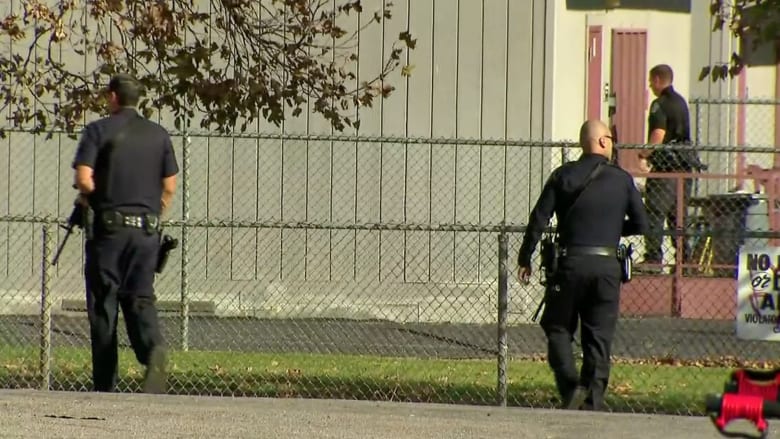 بكاميرا CNN..الشرطة الأمريكية تتعقب مشتبهين بحادثة اطلاق النار بكاليفورنيا