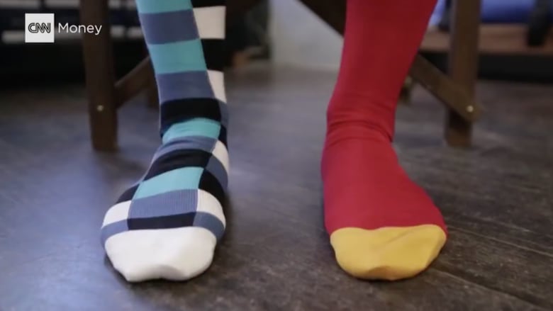 بالفيديو.. دليلك إلى الأناقة.. جوارب ملونة ومجنونة