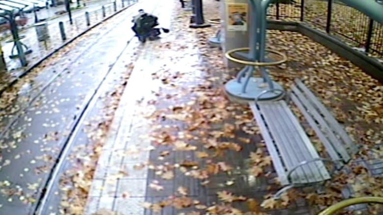 فيديو من كاميرا مراقبة.. رجل مقعد يسقط على مسار قطار سريع وينجو في آخر لحظة