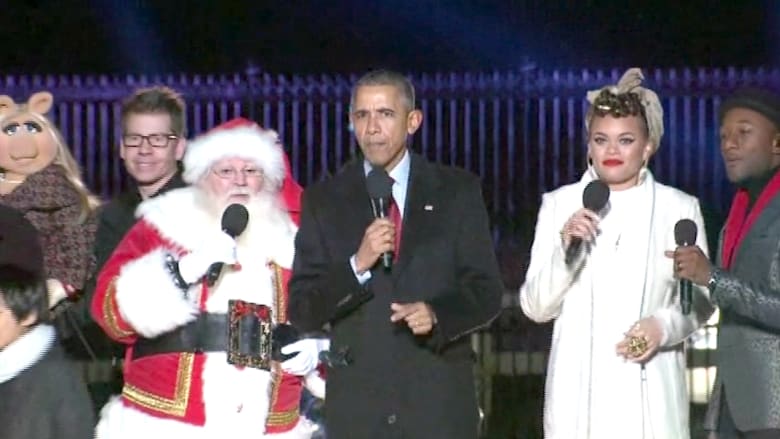 شاهد.. أوباما يستعرض مواهبه بالغناء مع "بابا نويل".. وعائلة الرئيس تضئ شجرة عيد الميلاد