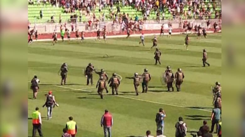 بالفيديو.. معركة بين المشجعين تعلق مباراة بطولة كرة قدم لنوادي الدرجة الأولى في تشيلي