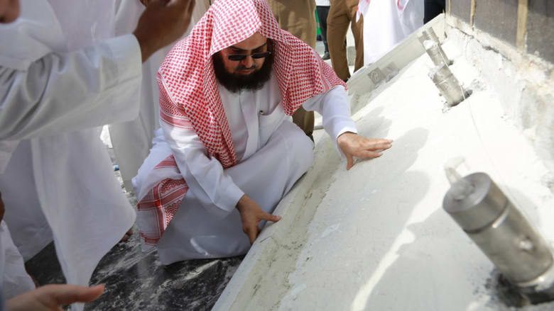 شاهد.. أعمال تجديد رخام الشاذوران في الكعبة بحضور السديس شاهد.. أعمال تجديد رخام الشاذوران في الكعبة بحضور السديس
