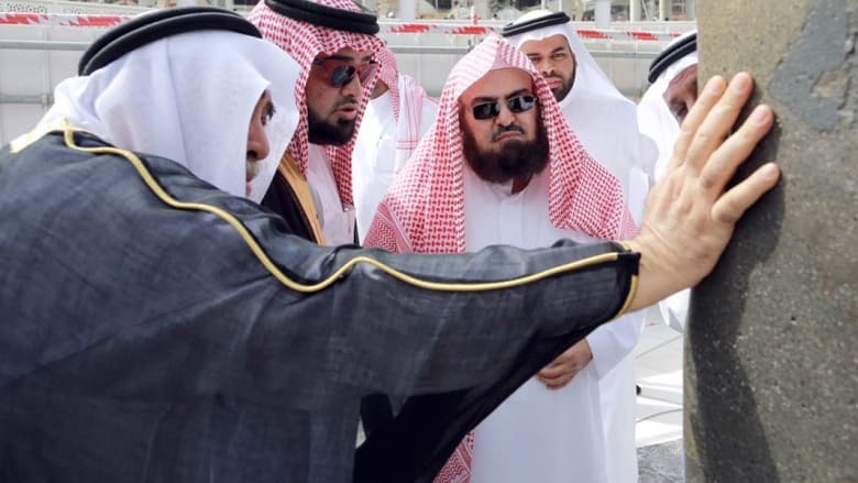 شاهد.. أعمال تجديد رخام الشاذوران في الكعبة بحضور السديس شاهد.. أعمال تجديد رخام الشاذوران في الكعبة بحضور السديس