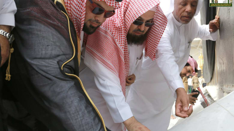 شاهد.. أعمال تجديد رخام الشاذوران في الكعبة بحضور السديس شاهد.. أعمال تجديد رخام الشاذوران في الكعبة بحضور السديس
