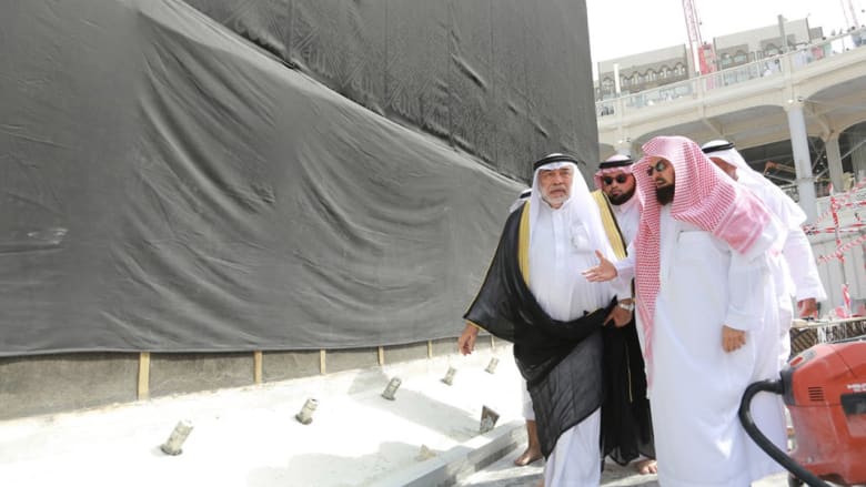 شاهد.. أعمال تجديد رخام الشاذوران في الكعبة بحضور السديس شاهد.. أعمال تجديد رخام الشاذوران في الكعبة بحضور السديس