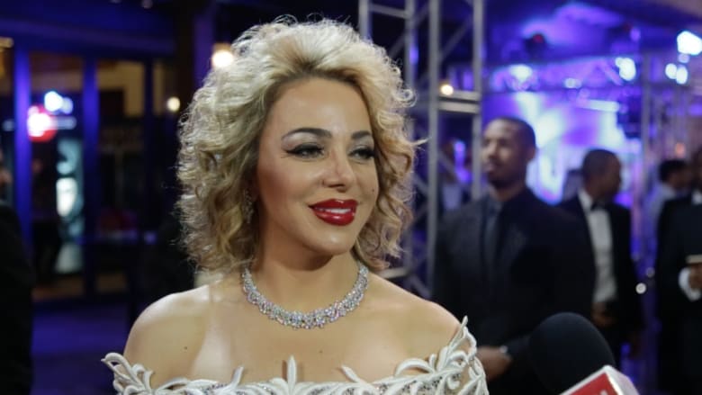 سوزان نجم الدين من “السجادة الحمراء” لمهرجان “دبي السينمائي”: المسلسلات السورية لم تصل بعد لمستوى الأزمة