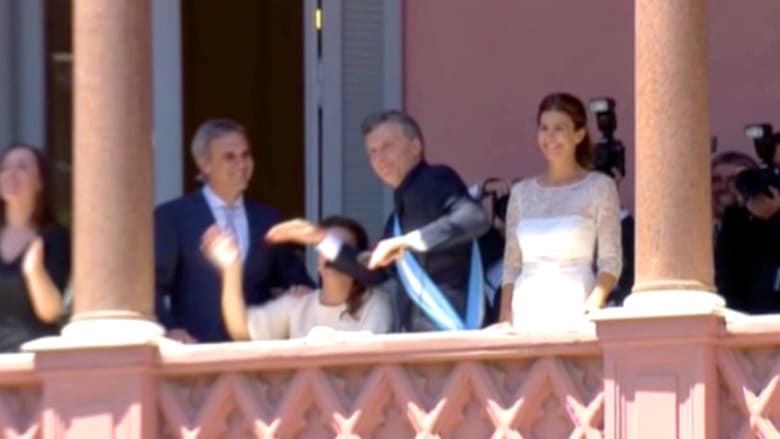 شاهد.. الرئيس الأرجنتيني الجديد يرقص خلال حفل تنصيبه  
