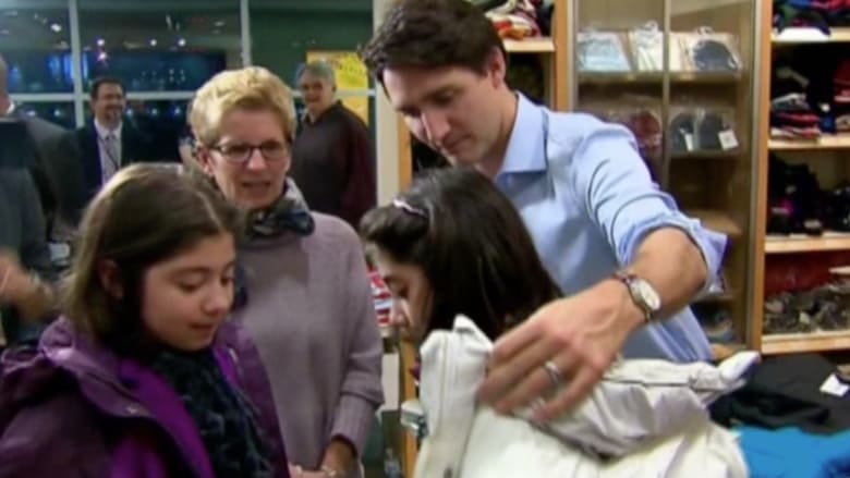 شاهد.. رئيس الوزراء الكندي يستقبل ويحيي اللاجئين السوريين لدى وصولهم مطار تورنتو