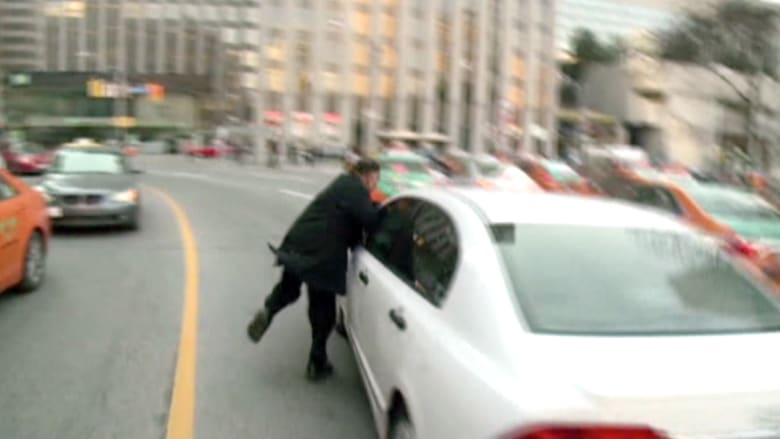 بالفيديو.. نجاة سائق سيارة أجرة من الدهس خلال احتجاجات ضد "أوبر"