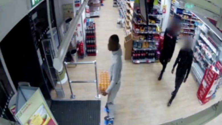 بالفيديو.. رجل يسرق من متجر دون أن تطأ قدماه الأرض