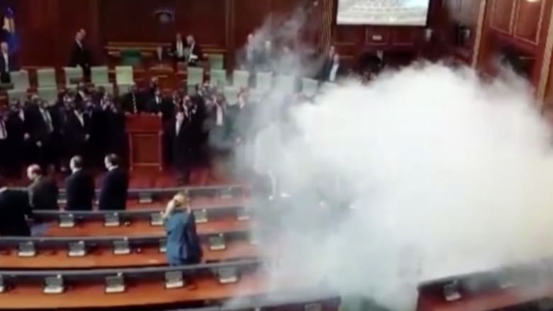 بالفيديو.. إلقاء غاز مسيل للدموع داخل قاعة البرلمان في كوسوفو