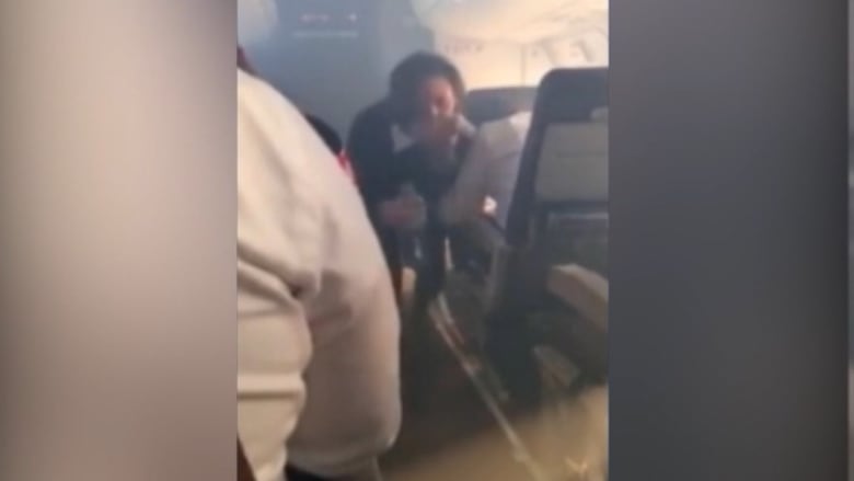 بالفيديو: هبوط اضطراري لطائرة أمريكية بعد “اقتحام” الدخان لقمرة القيادة