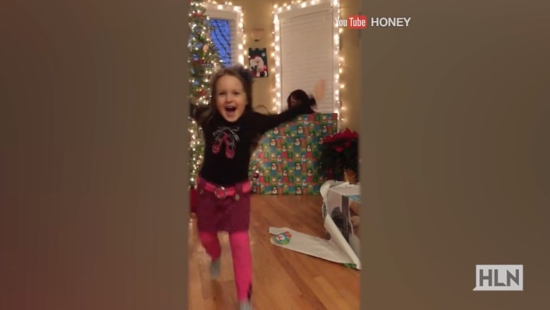 بالفيديو: جدة تفاجئ حفيدتها بهدية غير متوقعة لعيد الميلاد.. فما هي؟