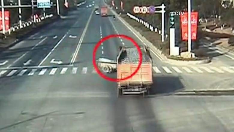 فيديو التقطته كاميرا مراقبة.. شاحنة تسحق جرار على طريق سريع بالصين