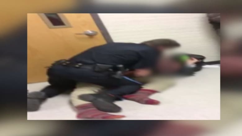 شاهد.. فيديو يظهر شرطيا ينهال بالضرب على طالب يثير جدلا بأمريكا