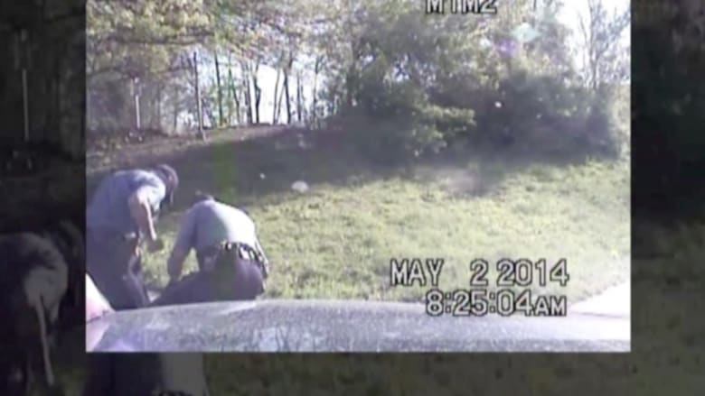 بالفيديو.. التحقيق مع شرطي رصدته الكاميرا يلكم ويركل رجلاً وقت اعتقاله