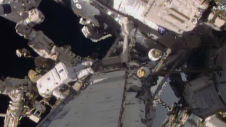 بالفيديو: طاقم محطة الفضاء الدولية يجري عملية إصلاحات خارجية