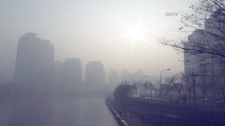 شاهد.. ضباب كثيف في سماء الصين بسبب التلوث وتحذيرات من الأسوأ