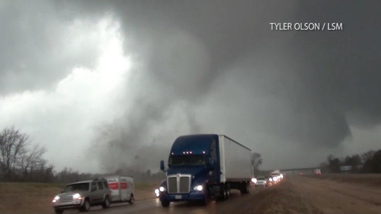 فيديو مرعب لإعصار قوي يداهم طريقاً مكتظاً ويقلب شاحنة رأساً على عقب
