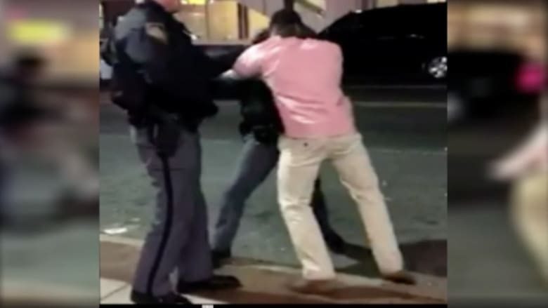 فيديو جديد يظهر كيف ضرب أحد عناصر الشرطة الأمريكية شابا خلال اعتقاله