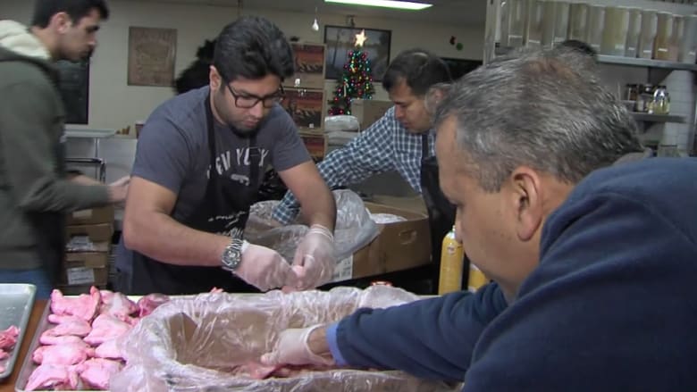 بالفيديو: مسلمون يحضرون الطعام لمشردين خلال أعياد الميلاد بأمريكا