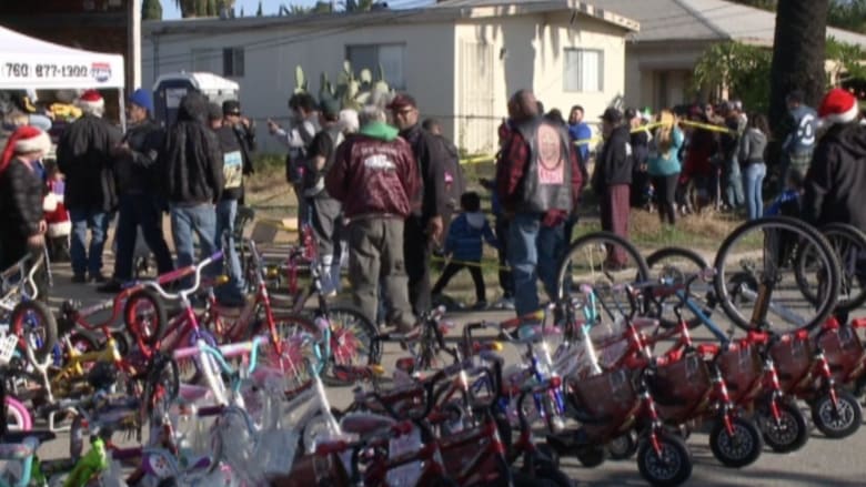 بالفيديو: توزيع دراجات هوائية مجانية للأطفال بكاليفورنيا