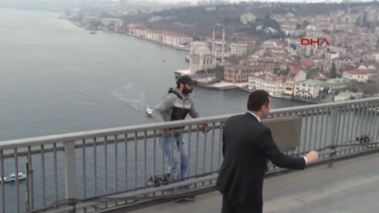 أردوغان ينقذ شاباً من الانتحار خلال مرور موكبه بالصدفة على جسر البوسفور