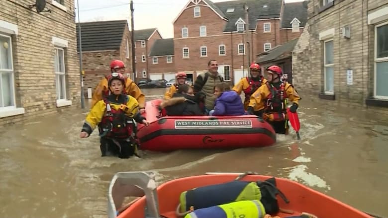شاهد.. فيضانات شمال إنجلترا تجبر مئات الأشخاص على النزوح من منازلهم