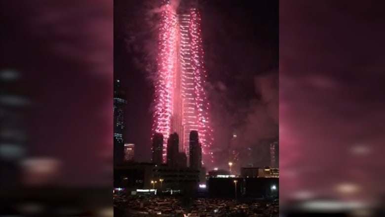 بالفيديو: ألعاب نارية رائعة تنطلق من برج خليفة في دبي 