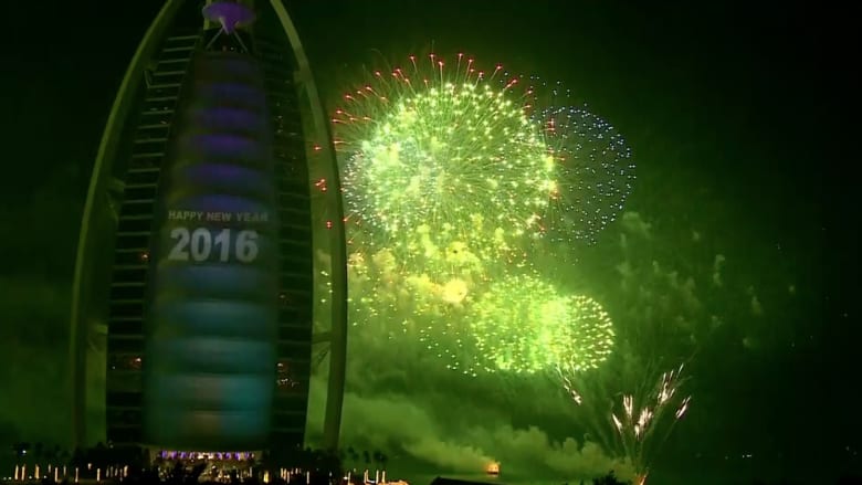 احتفالا بالعام الجديد.. عروض مذهلة بالألعاب النارية تبهر الحضور في دبي