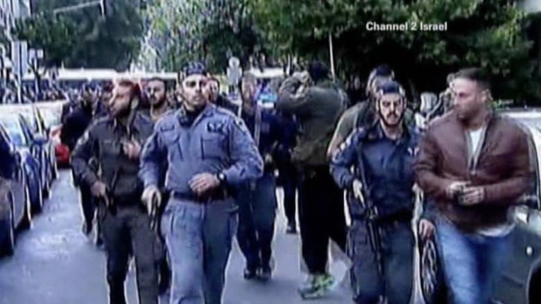 بالفيديو: الشرطة الإسرائيلية تنتشر في تل أبيب بعد مقتل شخصين في إطلاق نار قرب حانة