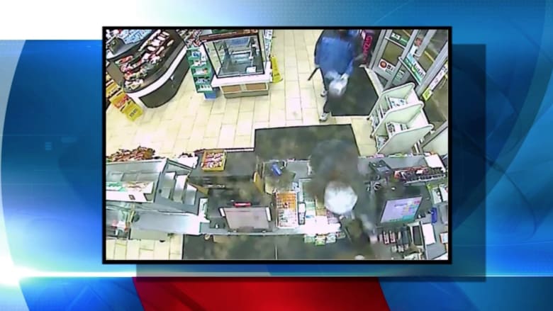 فيديو التقطته كاميرا المراقبة: مسلح يسطو على متجر.. ومفاجأة كانت بانتظاره!