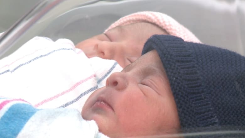 بالفيديو: توأمان يولدان على بعد ثلاث دقائق في عامين مختلفين