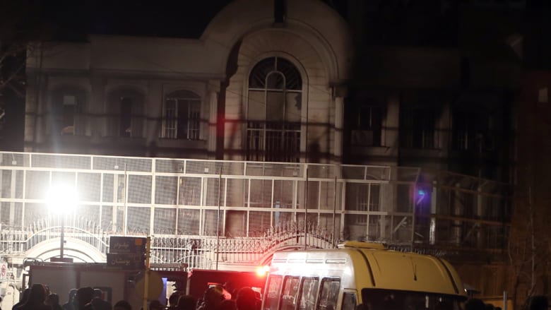 بالصور.. تصاعد الدخان من سفارة السعودية في إيران بعد احتجاج على إعدام الرياض لرجل الدين الشيعي نمر النمر قصاصا بالصور.. تصاعد الدخان من سفارة السعودية في إيران بعد احتجاج على إعدام الرياض لرجل الدين الشيعي نمر النمر قصاصا