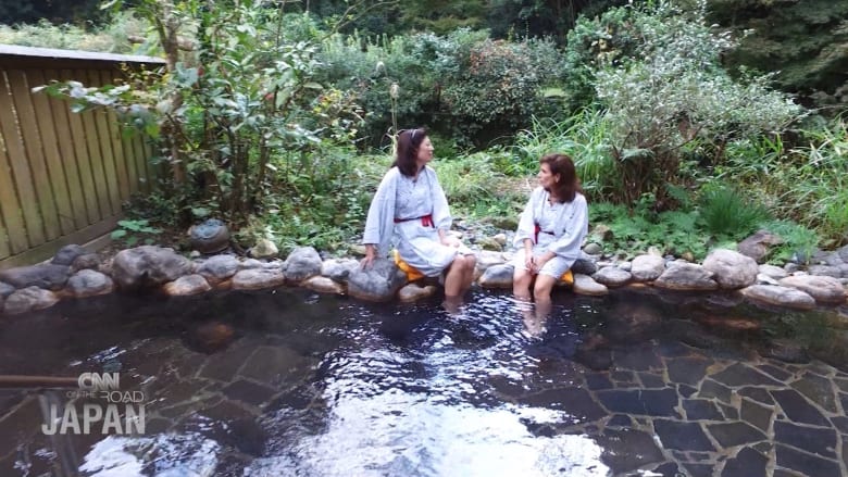بالفيديو: حمامات الـ”أونسين” اليابانية الساخنة.. تغذي الجسم والبشرة معاً