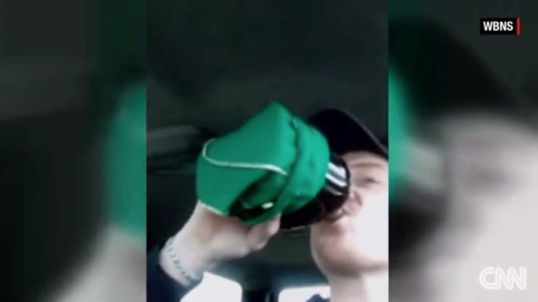 القبض على رجل نشر فيديو لنفسه وهو يشرب ويقود