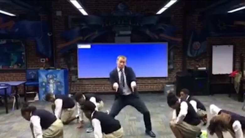 شاهد.. مدرّس يفاجئ الطلاب بالرقص معهم.. بمهارات غير متوقعة